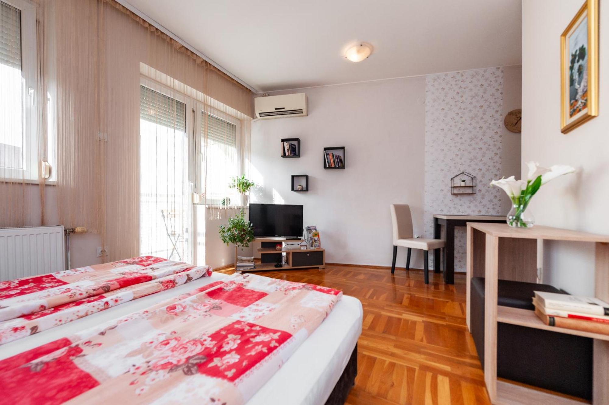 Momo'S Studio Apartment Суботица Экстерьер фото