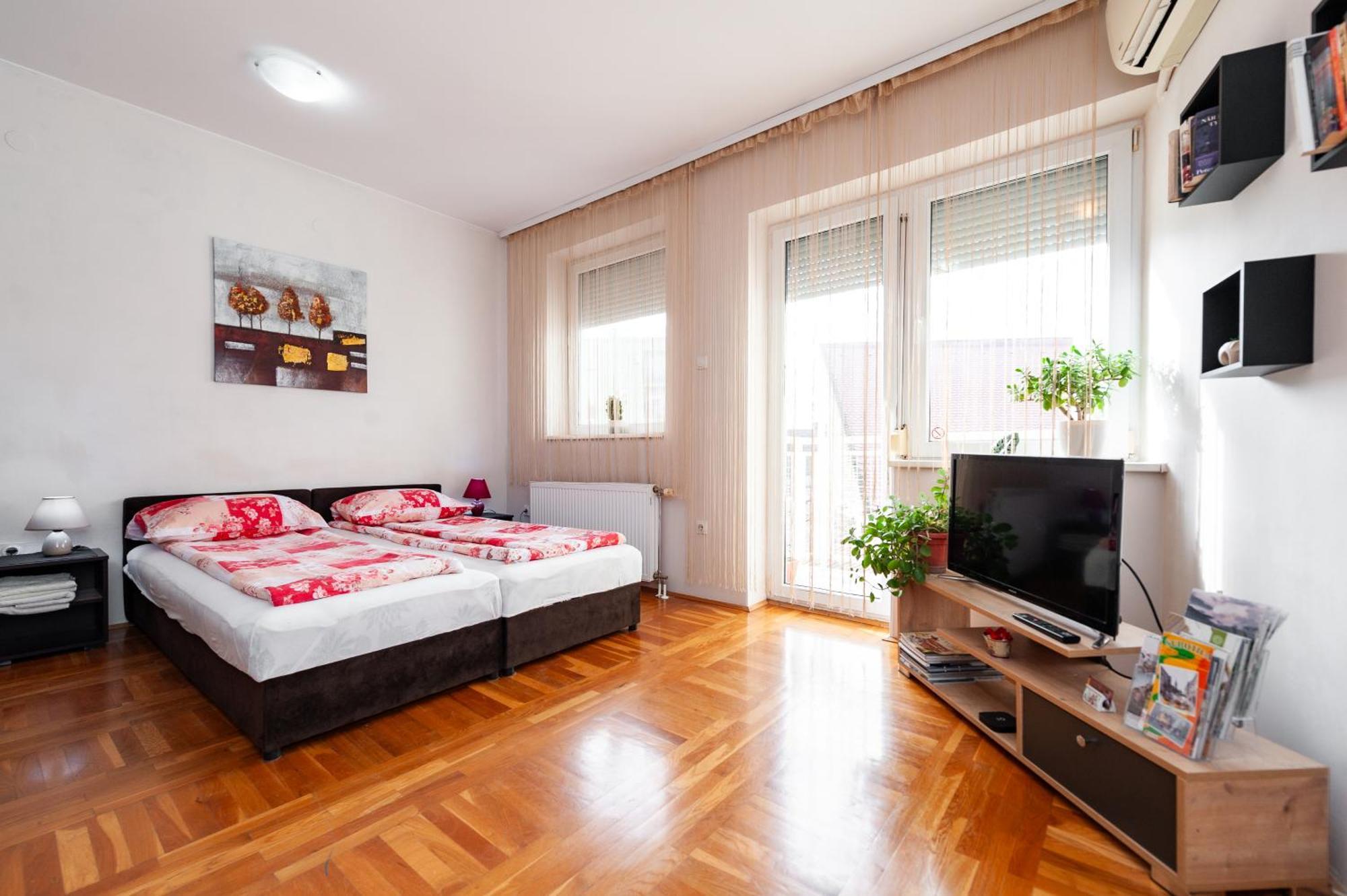 Momo'S Studio Apartment Суботица Экстерьер фото
